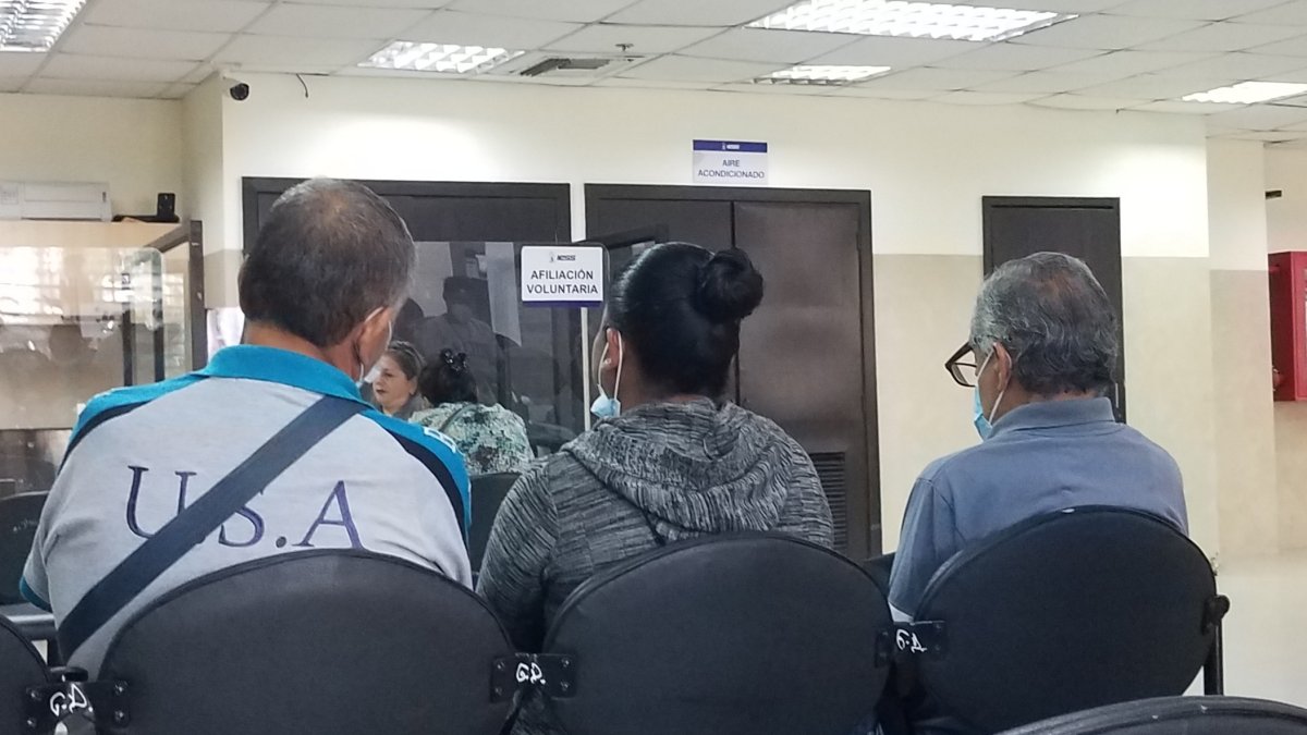 Personas que han perdido su empleo optan por la afiliación voluntaria para mantener los beneficios de la seguridad social.