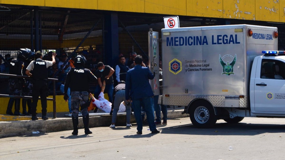 Sitio. El cuerpo de Julio Montero quedó a la entrada del mercado.