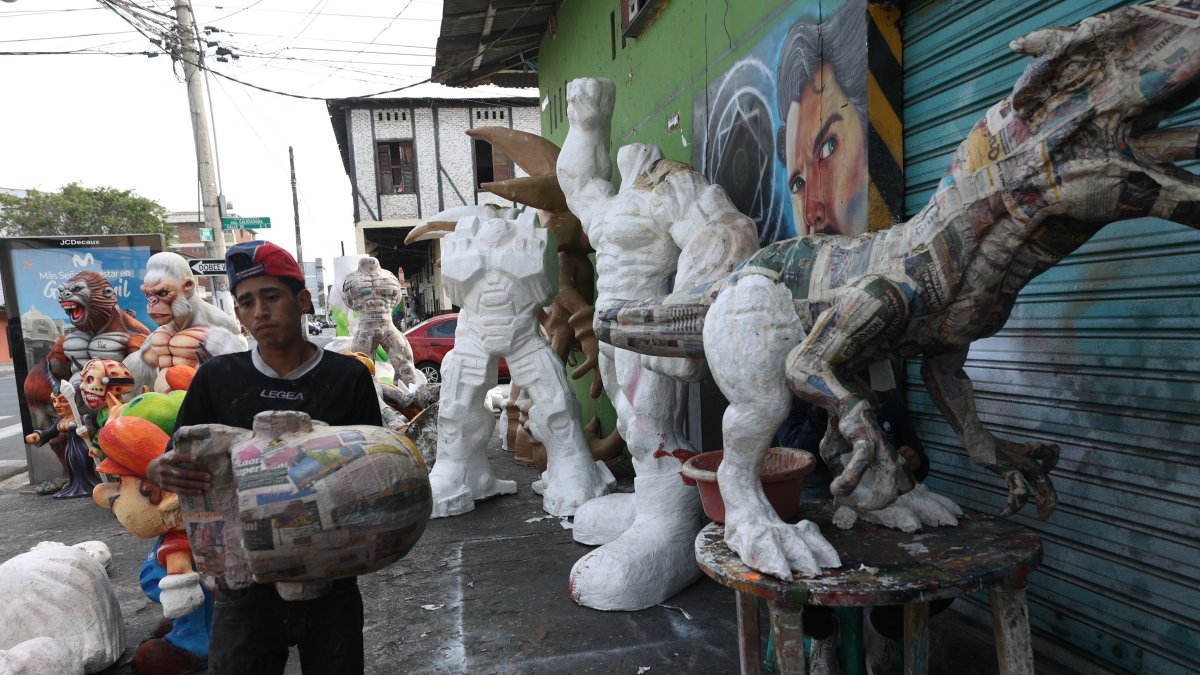 Trabajos. En plena vía se observa el trabajo artesanal.