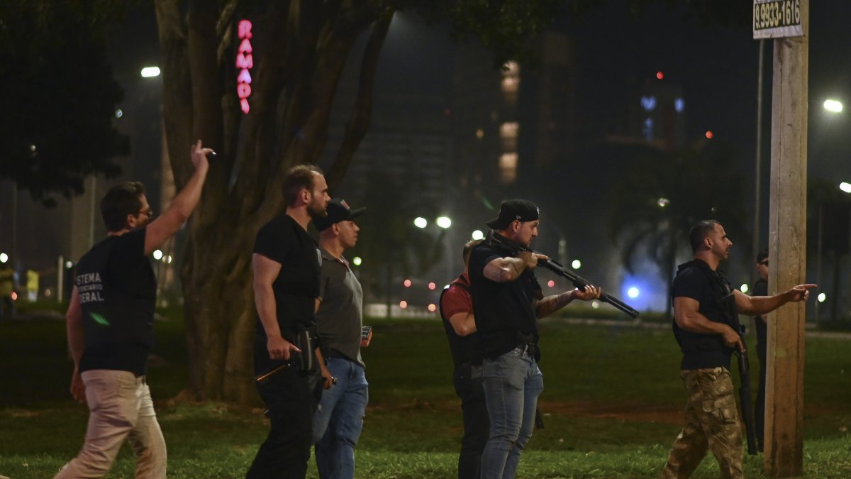 Policías intentan dispersar el lunes 12 de diciembre una manifestación de seguidores del saliente presidente de Brasil, Jair Bolsonaro, en Brasilia (Brasil). /ANDRÉ BORGES