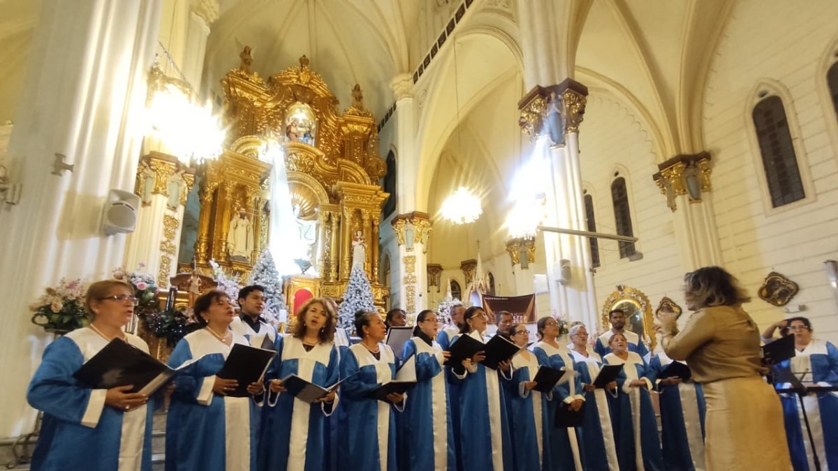 Guayaquil. El coro, junto a su directora, aparece en la presentación del 7 de diciembre en iglesia La Merced.