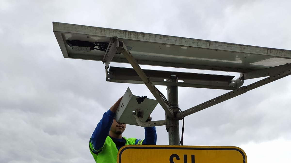 Chequeo. Un fotorradar de la CTE, ubicado en una carretera de Manabí.