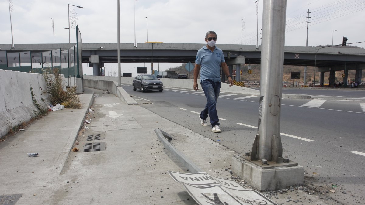 La señalética está bajando hacia la avenida León Febres Cordero, frente a La Joya.