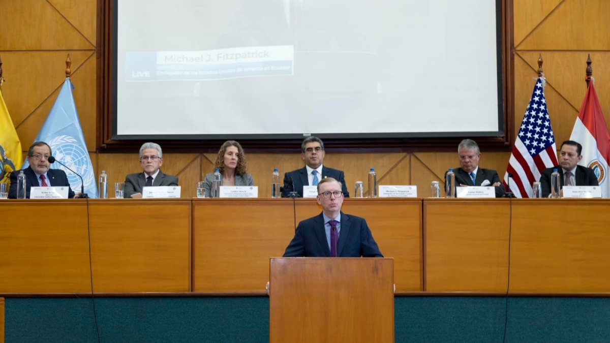 En la Jornada Internacional Iniciativas Anticorrupción, organizada por la Universidad Andina Simón Bolívar, Michael J. Fitzpatrick criticó una garantía del debido proceso: la notificación al sospechoso de que es investigado.