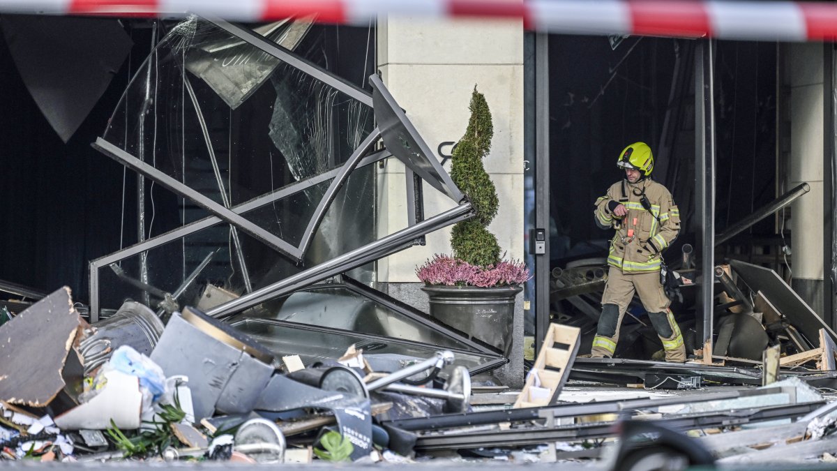 El AquaDom, el acuario cilíndrico más grande del mundo, ubicado en el interior del hotel Radisson Collection de Berlín, reventó esta mañana por razones que todavía se desconocen, vertiendo dentro del edificio y hacia la calle un millón de litros de agua y 1.500 peces tropicales.