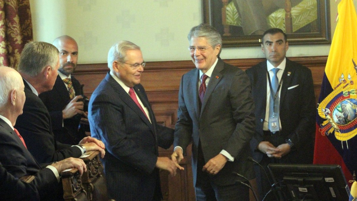 Varios senadores que apoyaron la ley, encabezados por Menéndez, se reunieron en octubre de 2022 con el presidente Guillermo Lasso.