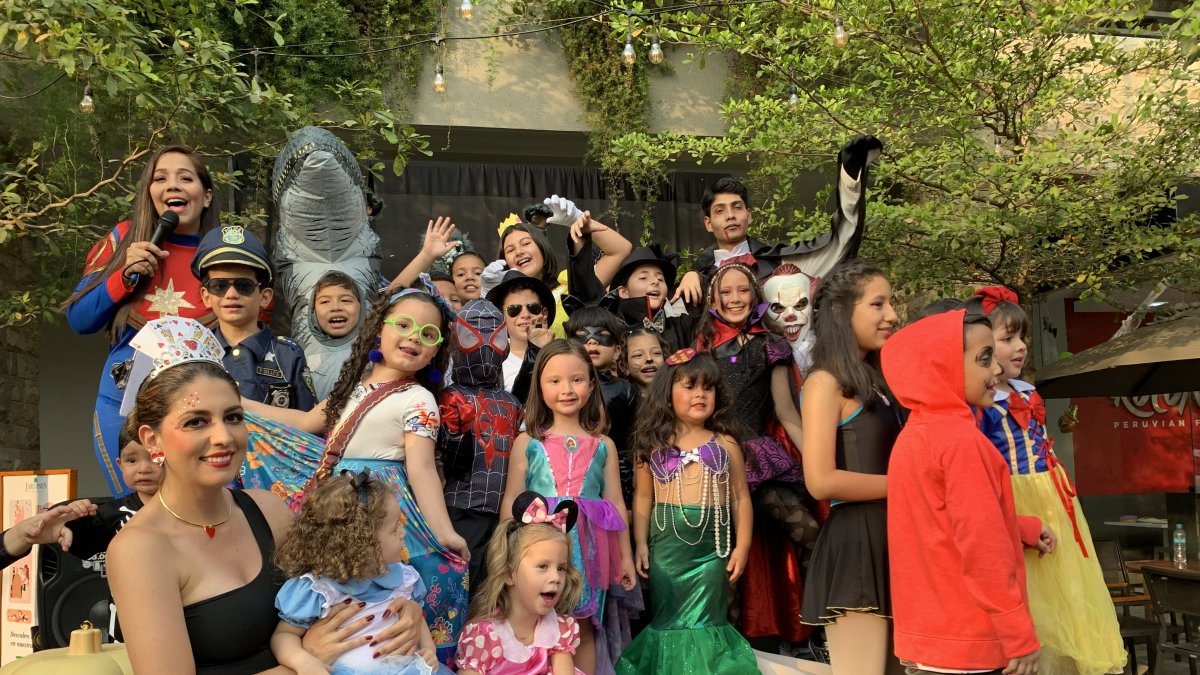 Niños disfrutando con disfraces en Jardines plaza