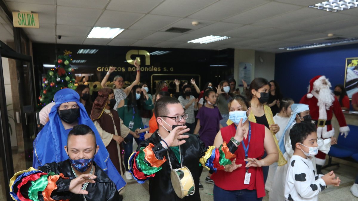 Los niños de Fasinarm pusieron a bailar a los colaboradores de Granasa.