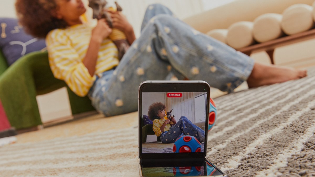 Galaxy Z Flip 4 en modo “Hands-free”.