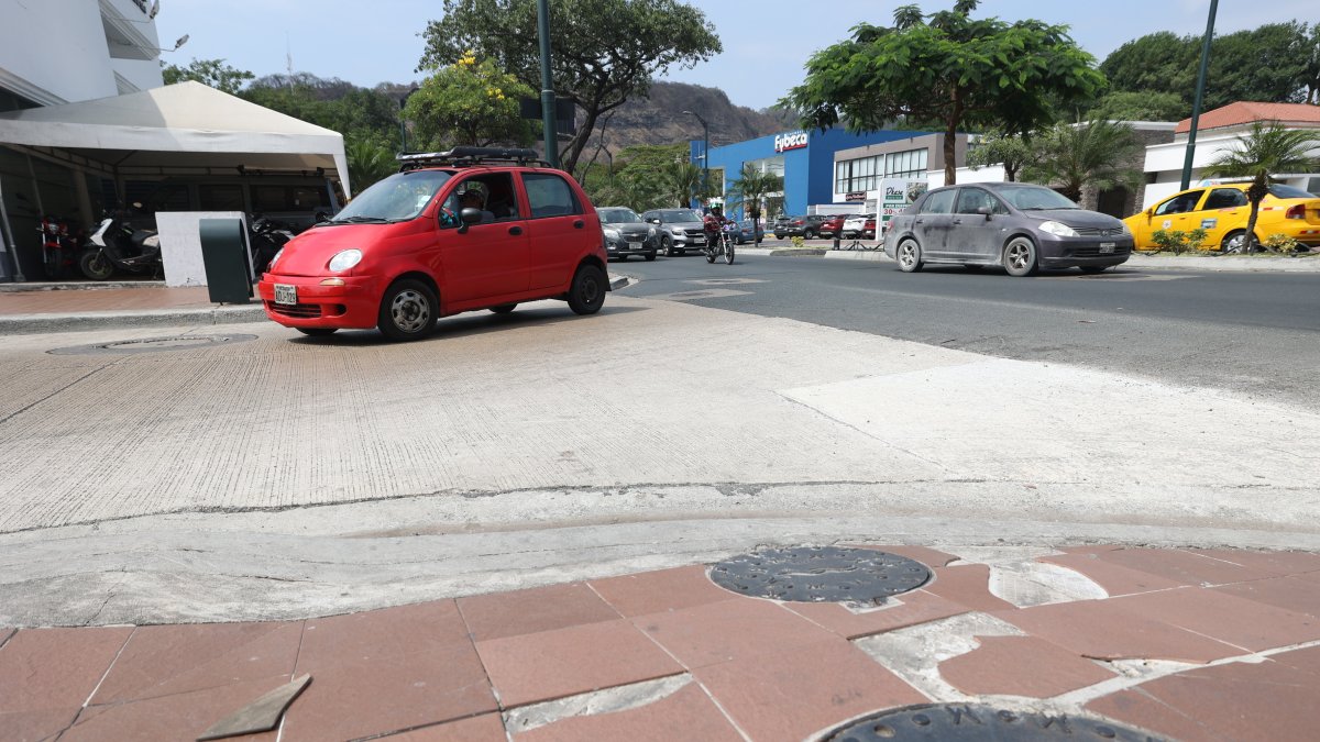 Denuncia. En este estado se encuentran las cerámicas de la intersección.