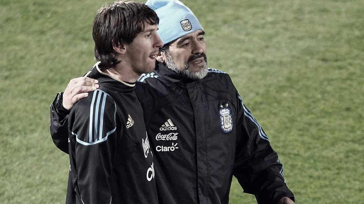 Diego Maradona (d) dirigió a Lionel Messi en la Copa del Mundo de Sudáfrica 2010.