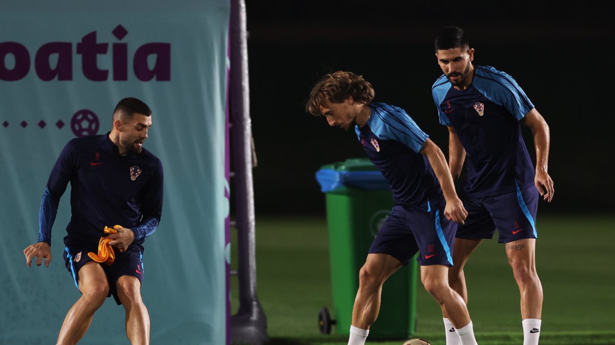 (De izquierda a derecha) Mateo Kovacic, Luka Modric y Martin Erlic durante la sesión entrenamiento en Doha este viernes 16 de diciembre.