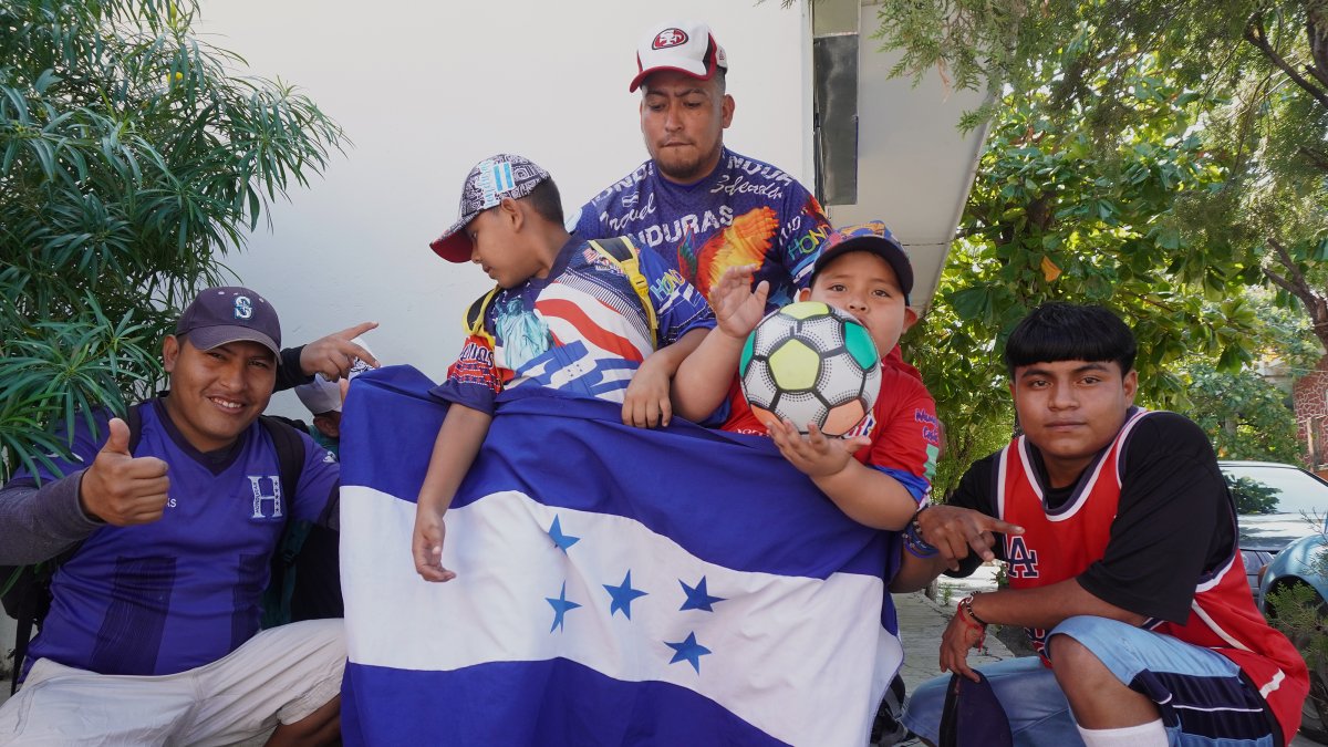 Pistas. Un grupo de migrantes hondureños hace una parada en su aventura para mirar los partidos en Catar.