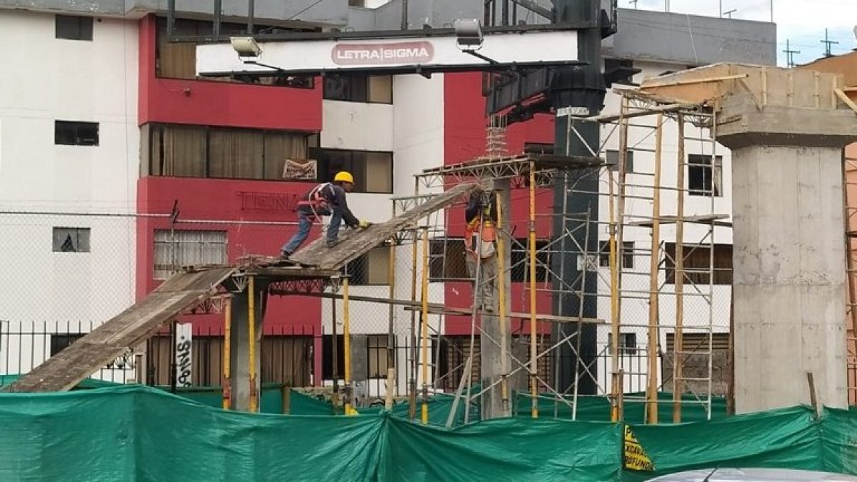 Ayuda. Estas obras se ejecutan en pro de la seguridad peatonal