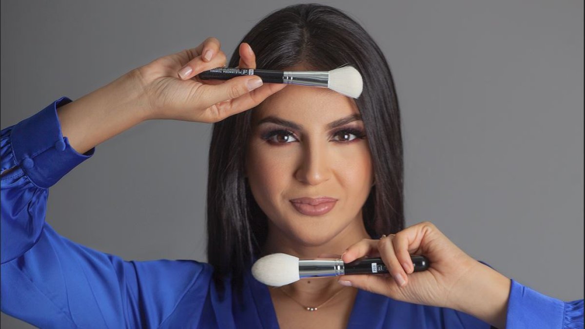 Ingeniera comercial de profesión, ha encontrado en el maquillaje un mundo que le permite compartir también con su familia.