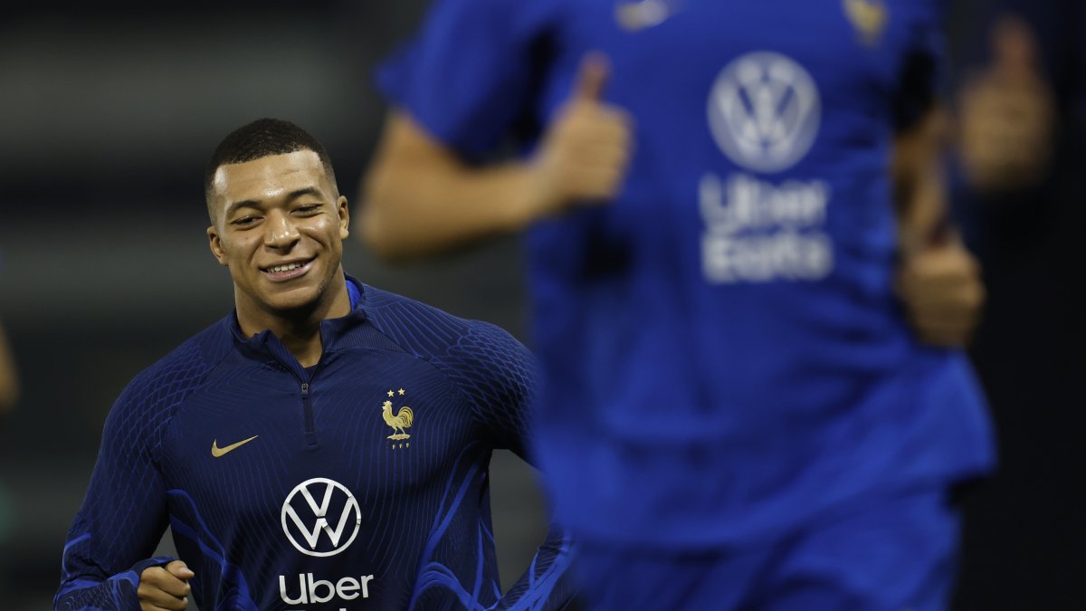 El jugador de Francia, Kylian Mbappé, participa en un entrenamiento de su selección en Doha, Qatar, previo a la final ante Argentina.