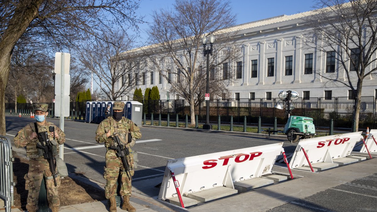 Miembros de la Guardia Nacional afuera del Capitolio, en Washington, en una fotografía de archivo. /Shawn Thew