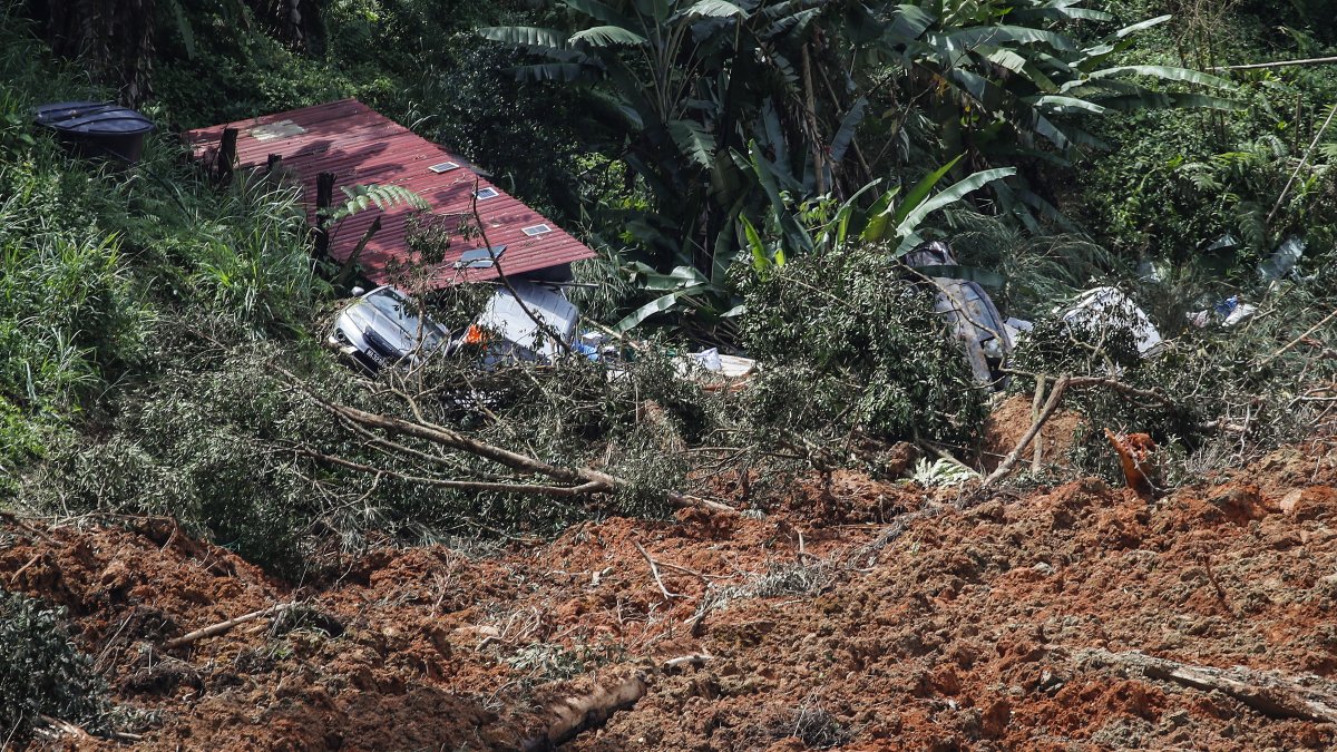 Varios coches y una vivienda destrozados tras el corrimiento de tierra ocurrido en Kuala Lumpur.EFE/