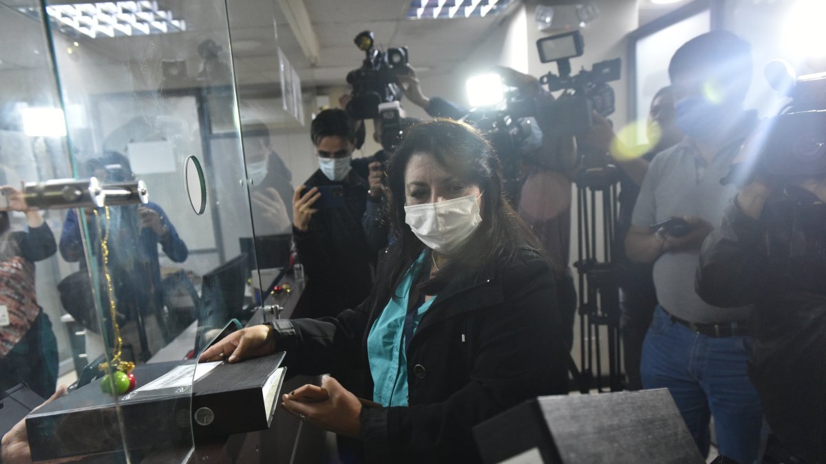 Una delegada de la Corte Nacional de Justicia entrega al Consejo de Participación el oficio con la terna propuesta 