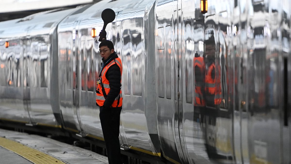 Un tren en la estación de Waterloo en Londres este 13 de diciembre de 2022.  Foto Referencial