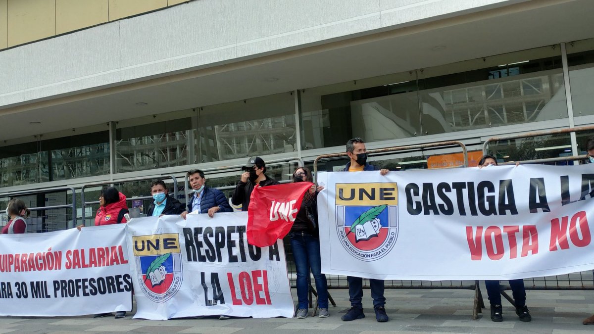 Un grupo de manifestantes en un punto de Quito.
