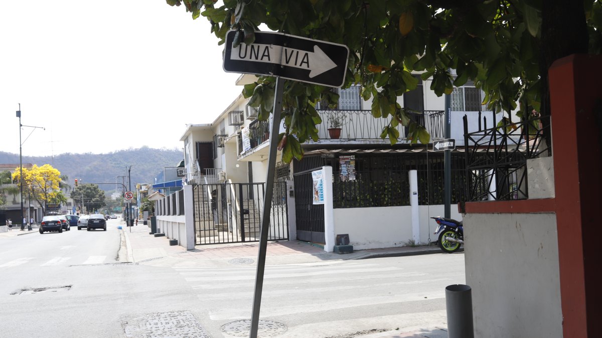 Señalética en mal estado entre las calles Jiguas y avenida Primera de Urdesa.