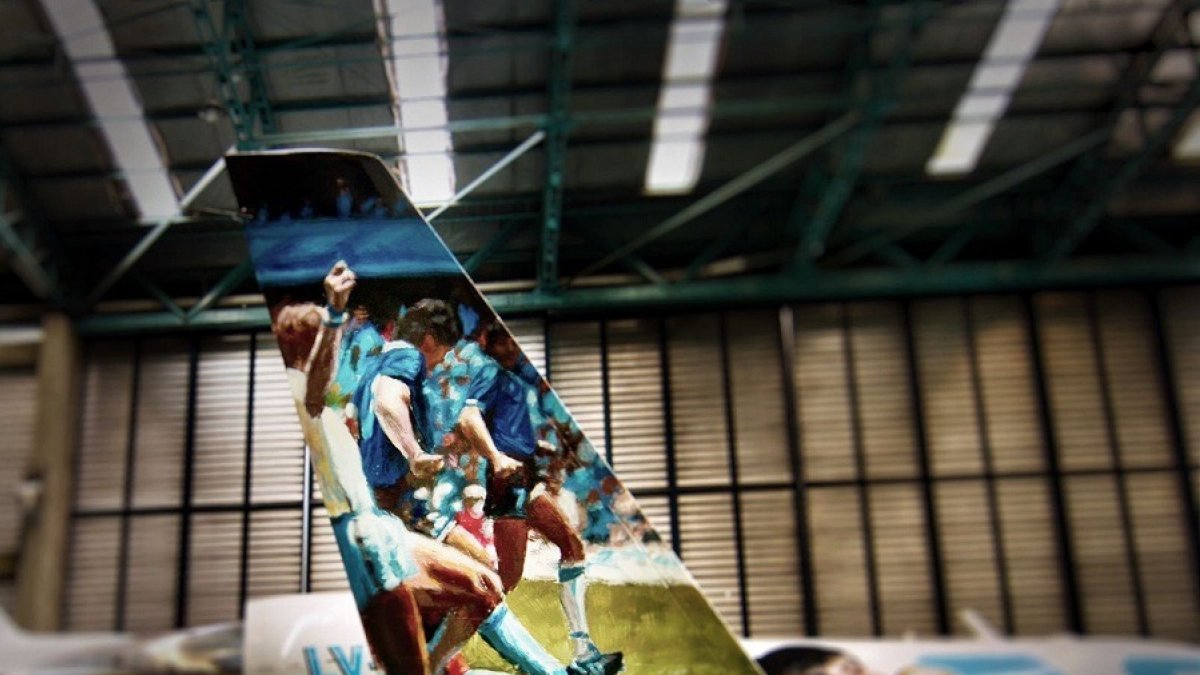 En el avión había una exposición itinerante de la vida del astro argentino.