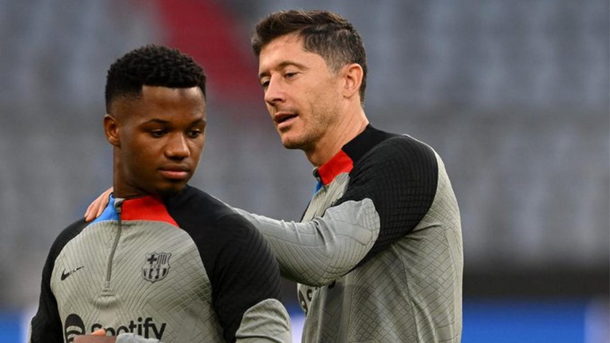 Ansu Fati (i) y Lewandowski durante los trabajos de ayer de los culés.