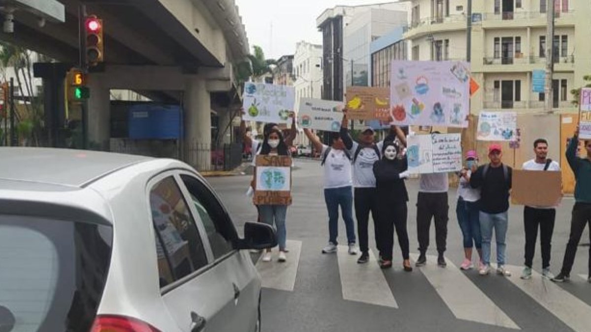 En las calles, los estudiantes de la Universidad de Agraria invitan a la comunidad a que se sumen al cuidado del ambiente.