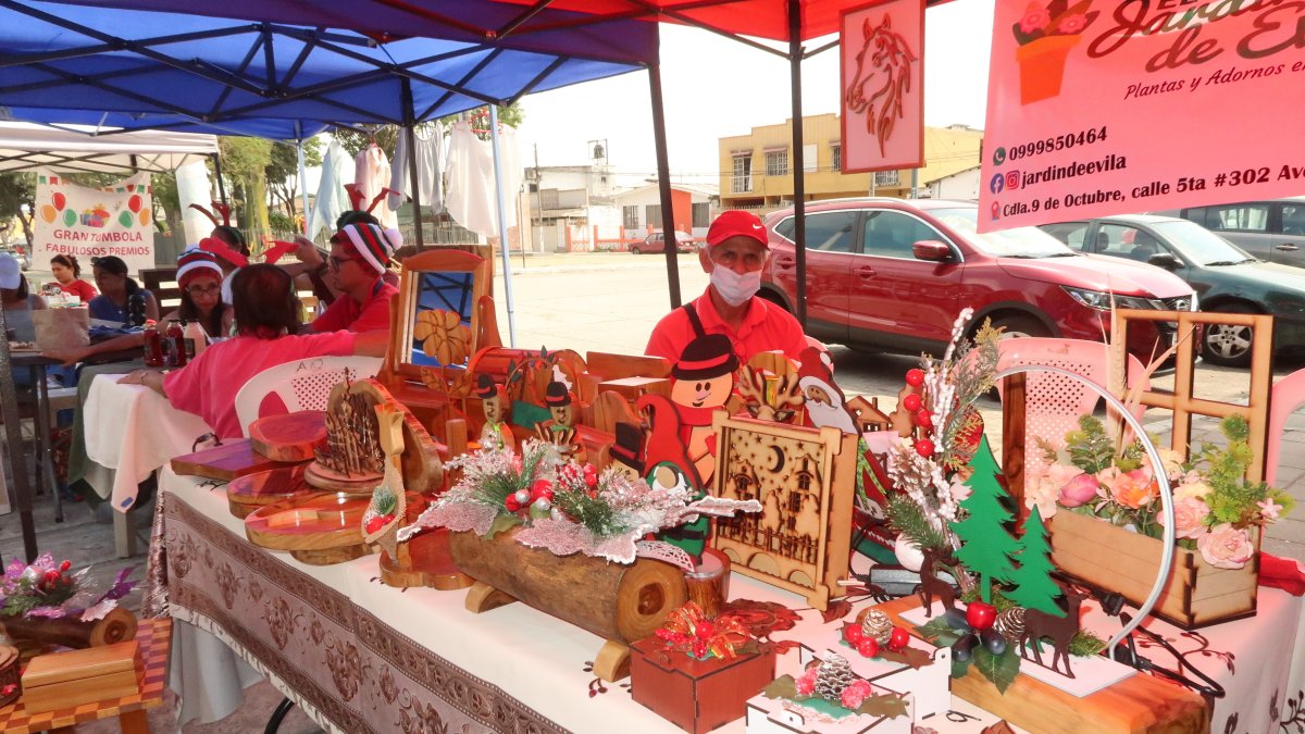 Una variedad de artículos y productos fueron ofrecidos en la feria navideña de la ciudadela 9 de Octubre.