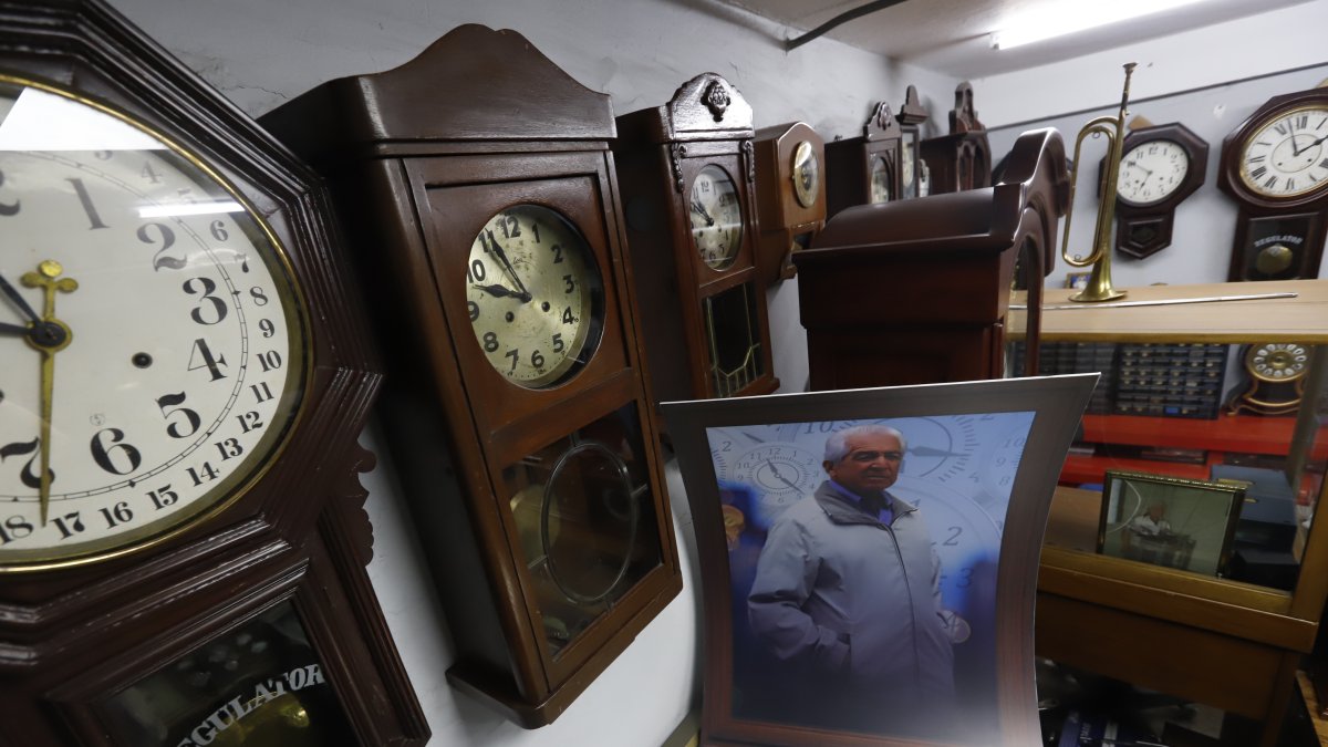 En el taller de don Efrén Coello existen centenares de relojes, desde los de péndulo hasta de bolsillo con leontina.