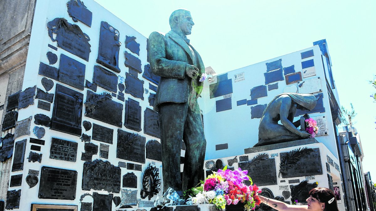 En el mausoleo donde reposan desde 1937 los restos de Gardel y su madre, Berthe Gardés.