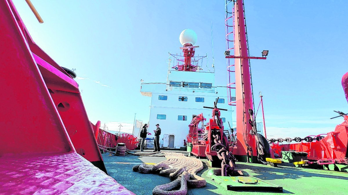 Una vista a la cubierta del buque oceanográfico ‘Hespérides’, en aguas chilenas, camino al sur.
