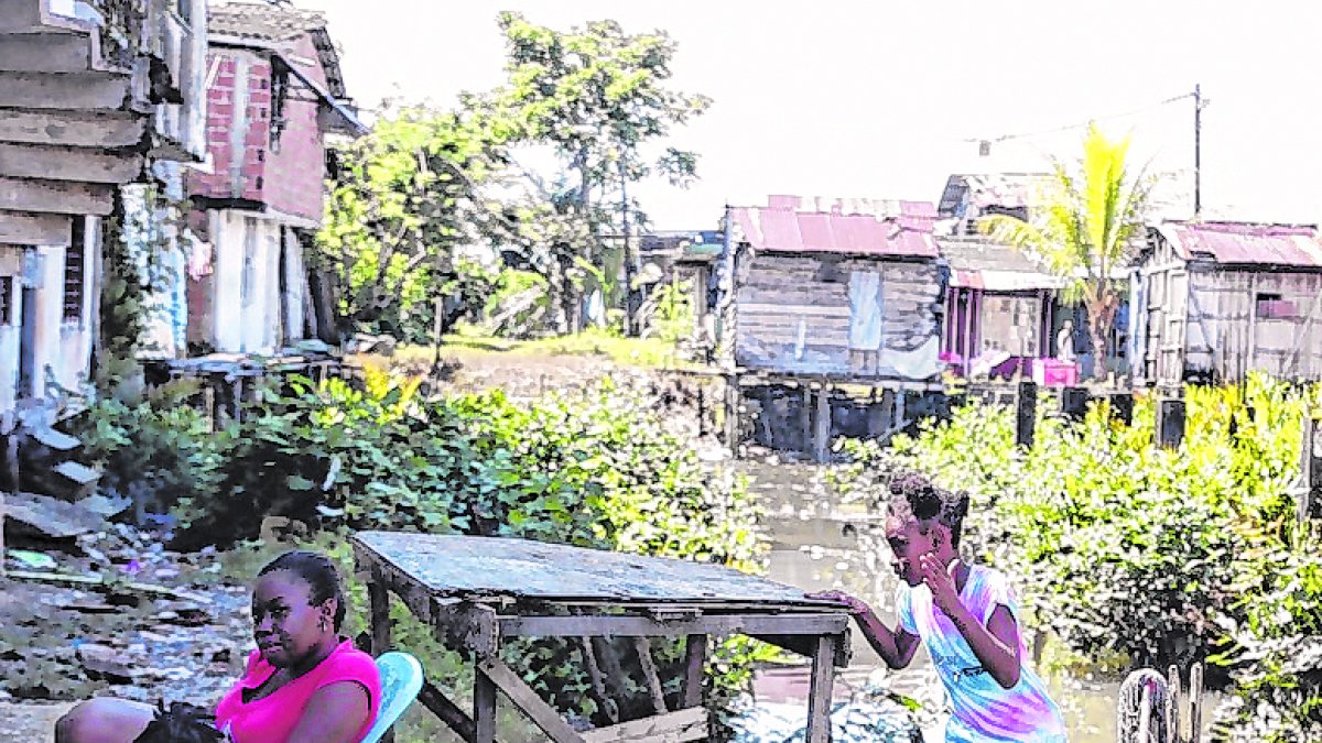 Niñas juegan afuera de su casa en el barrio Juan XXIII.