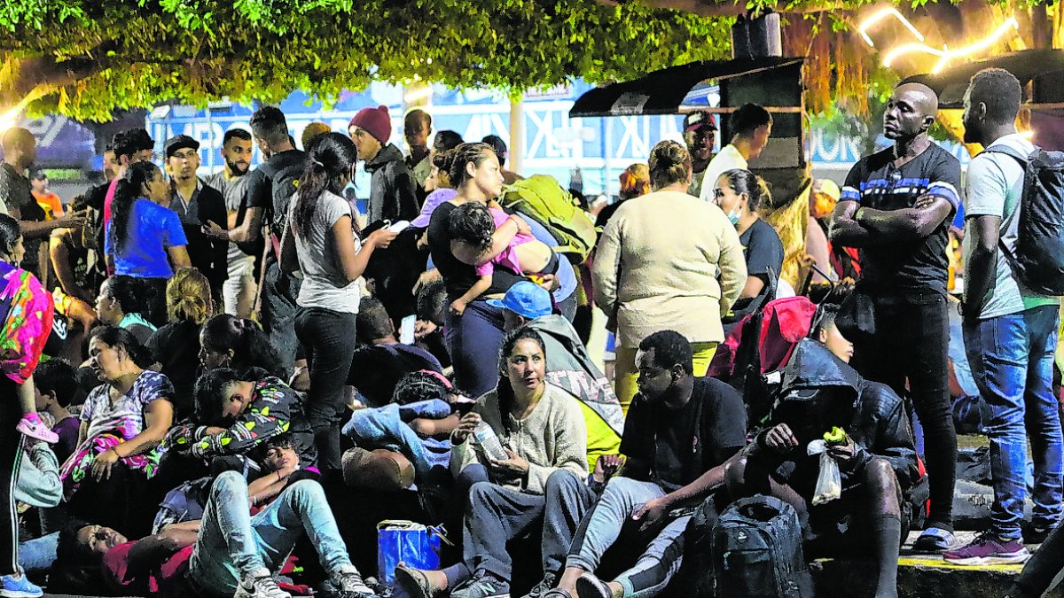 Migrantes indocumentados espeando en el parque central de Tapachula en Chiapas (México)