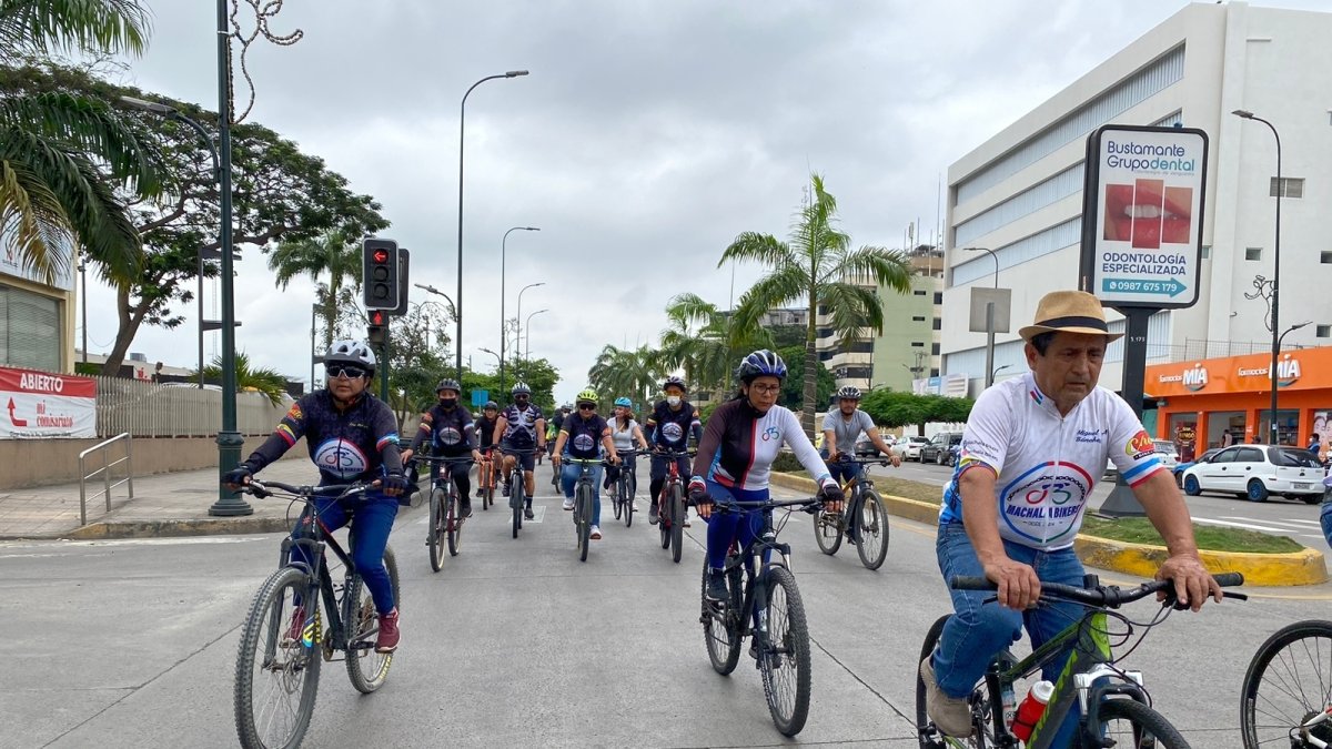 Los compañeros de los fallecidos pedalearon en su honor por las calles de Machala.