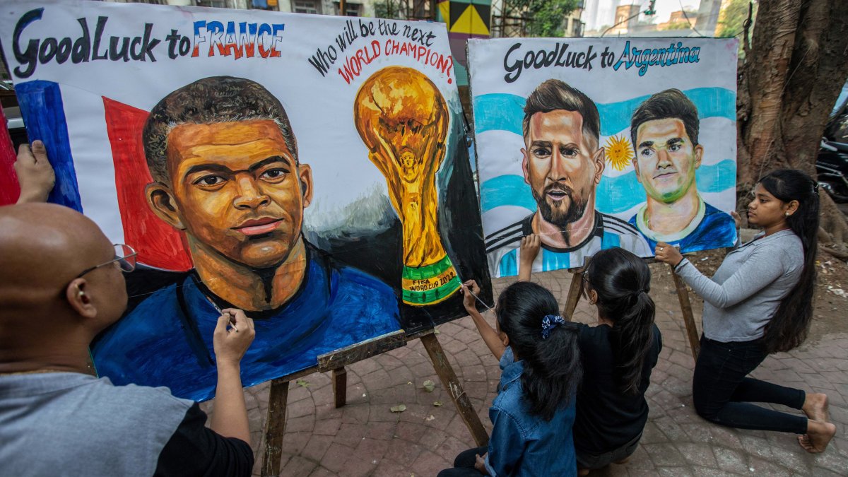 En Bombay, India, hinchas viven intensamente la final del Mundial.