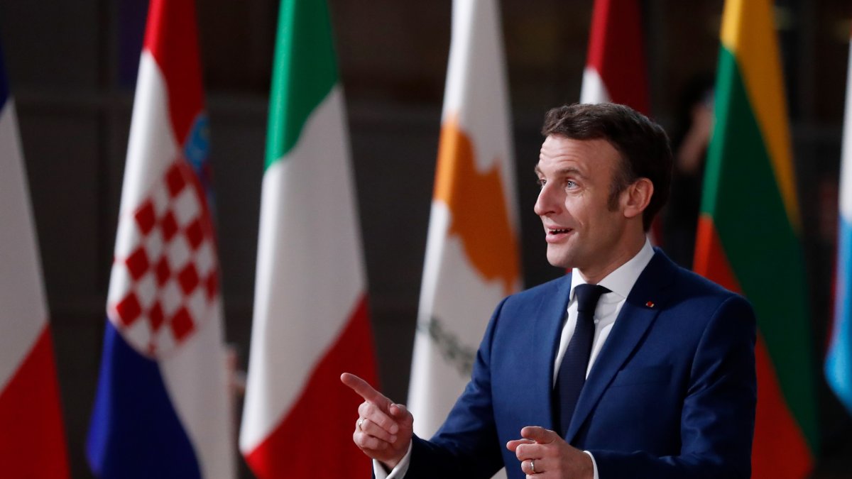 El presidente de Francia en uno de los últimos actos oficiales previo a viajar a Qatar.