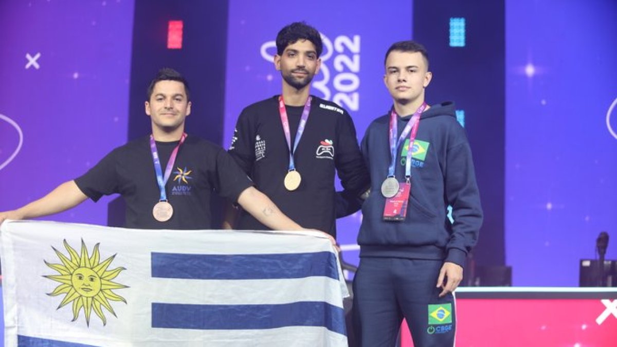 Hassan Pajani, de Irán (c), junto Spek de Freitas y Williams Freire Méndez.