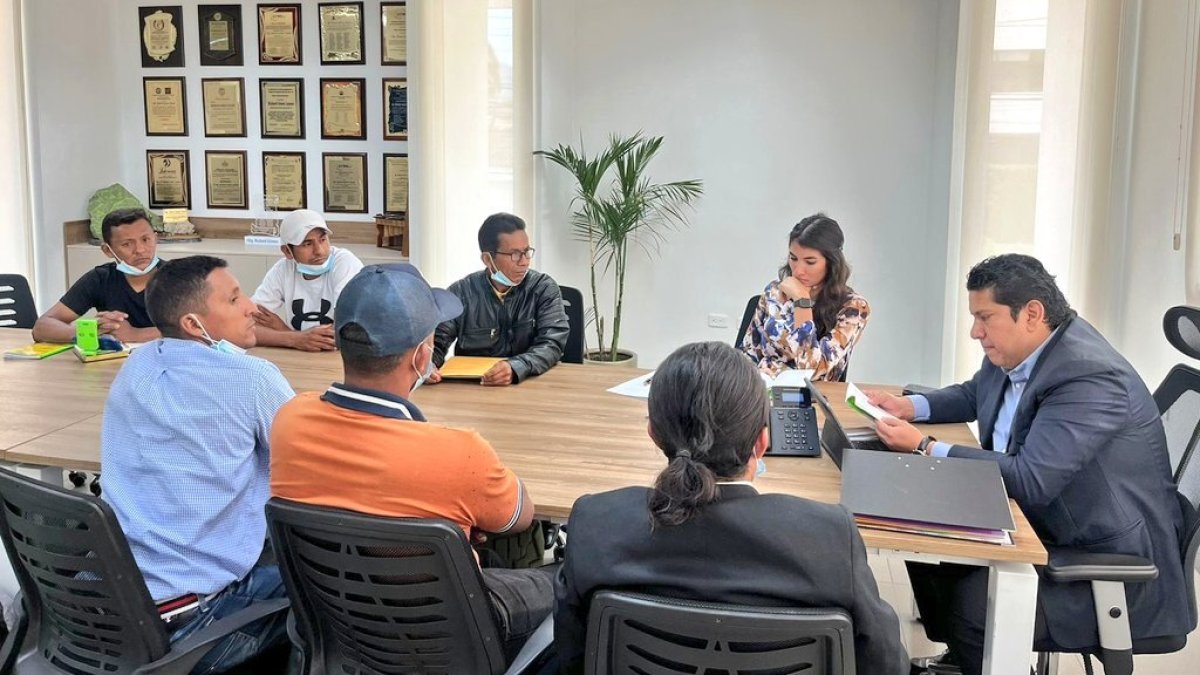 Mientras se dilucida la vocalía de los trabajadores, Richard Gómez (d) busca sumar apoyos.