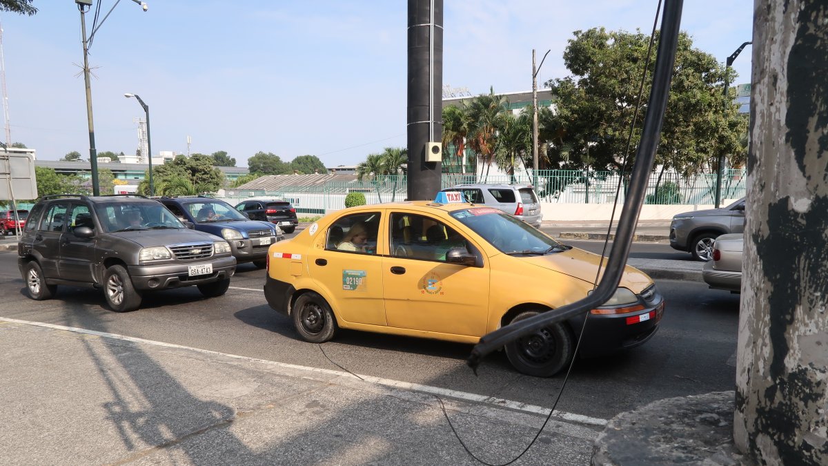 Cables peligrosos que se encuentran regados en el piso de la avenida. Carlos Julio Arosemena y Las Monjas.