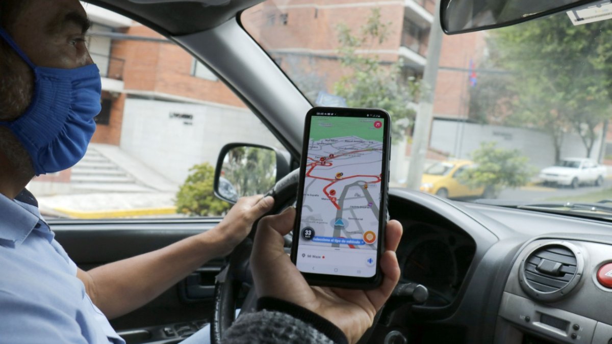 Tecnología. Los conductores utilizan las aplicaciones de movilidad para buscar rutas alternas, para conocer el estado de las vías  y tratar de llegar a tiempo.