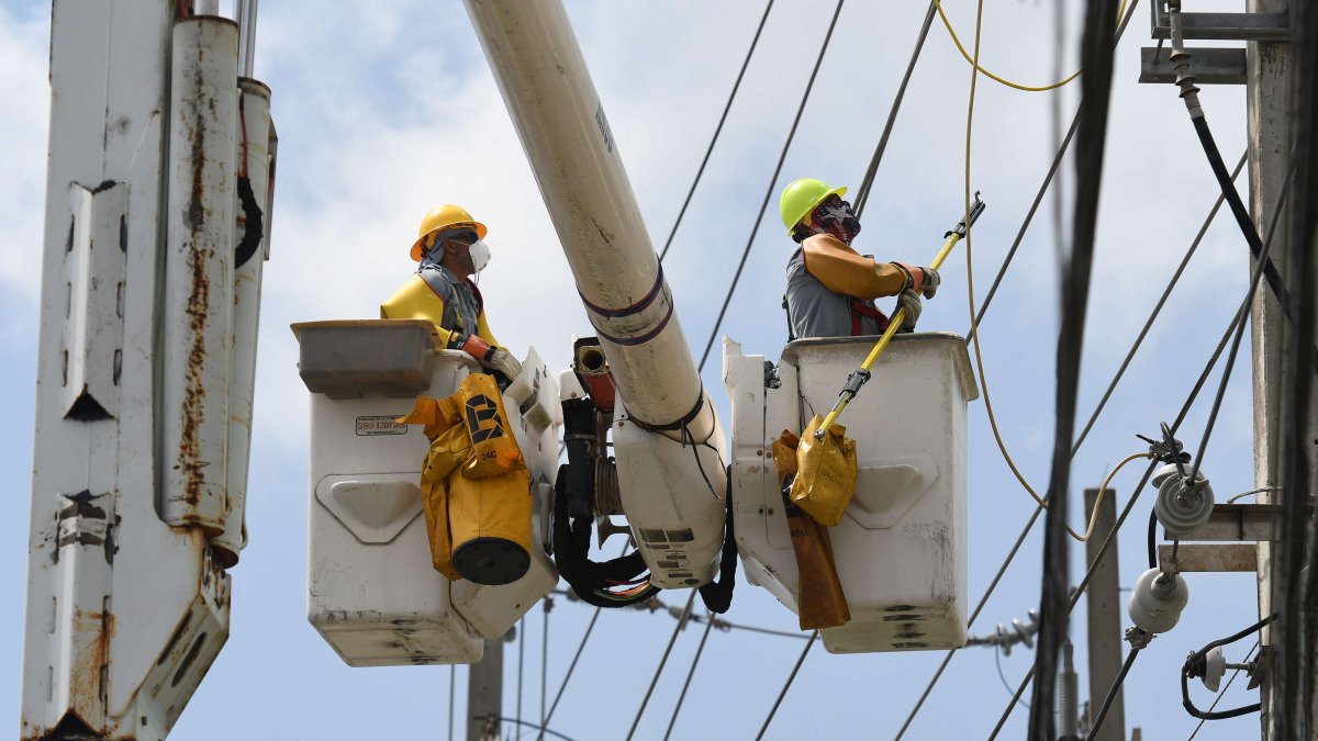 Labor.- Brigada de la Autoridad de Energía Eléctrica (AEE) trabajan reparación de tendido eléctrico en Puerto Rico.