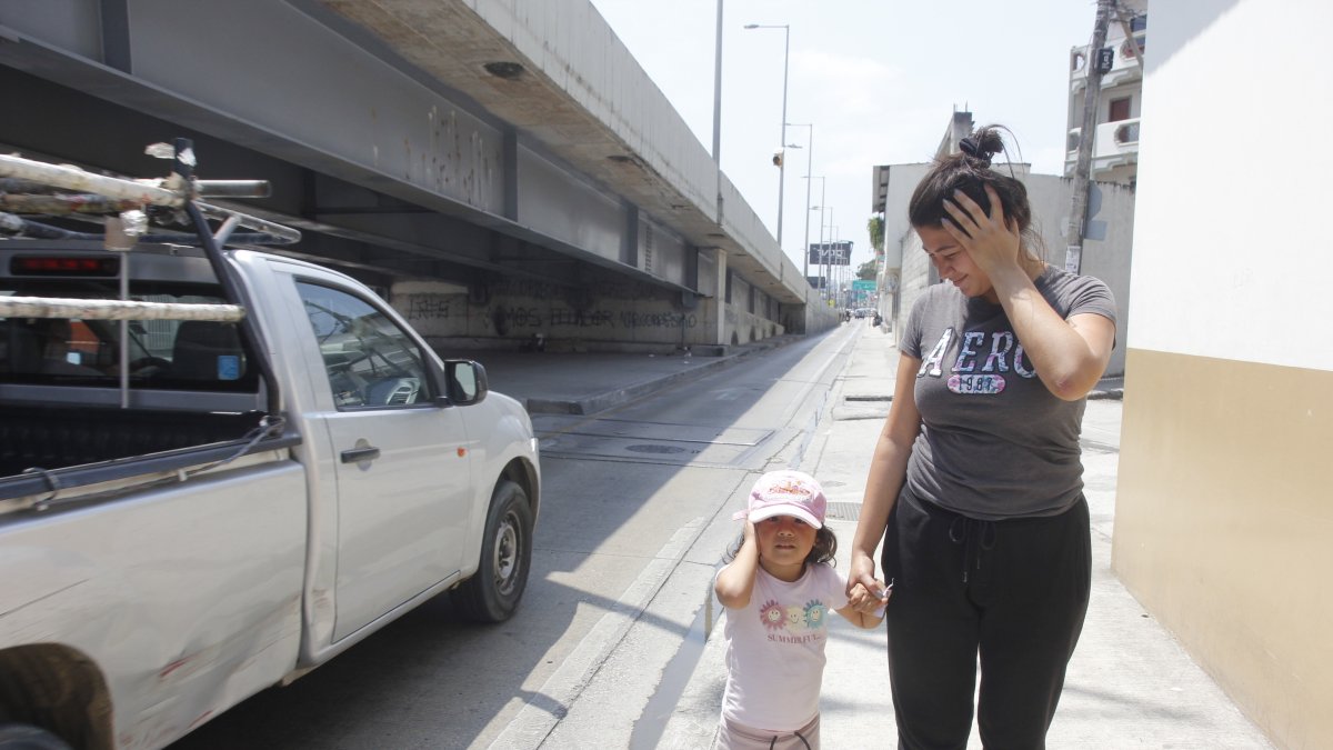 María de los Ángeles señala que son los niños los que más sufren por el ruido, al no poder descansar como se debe.