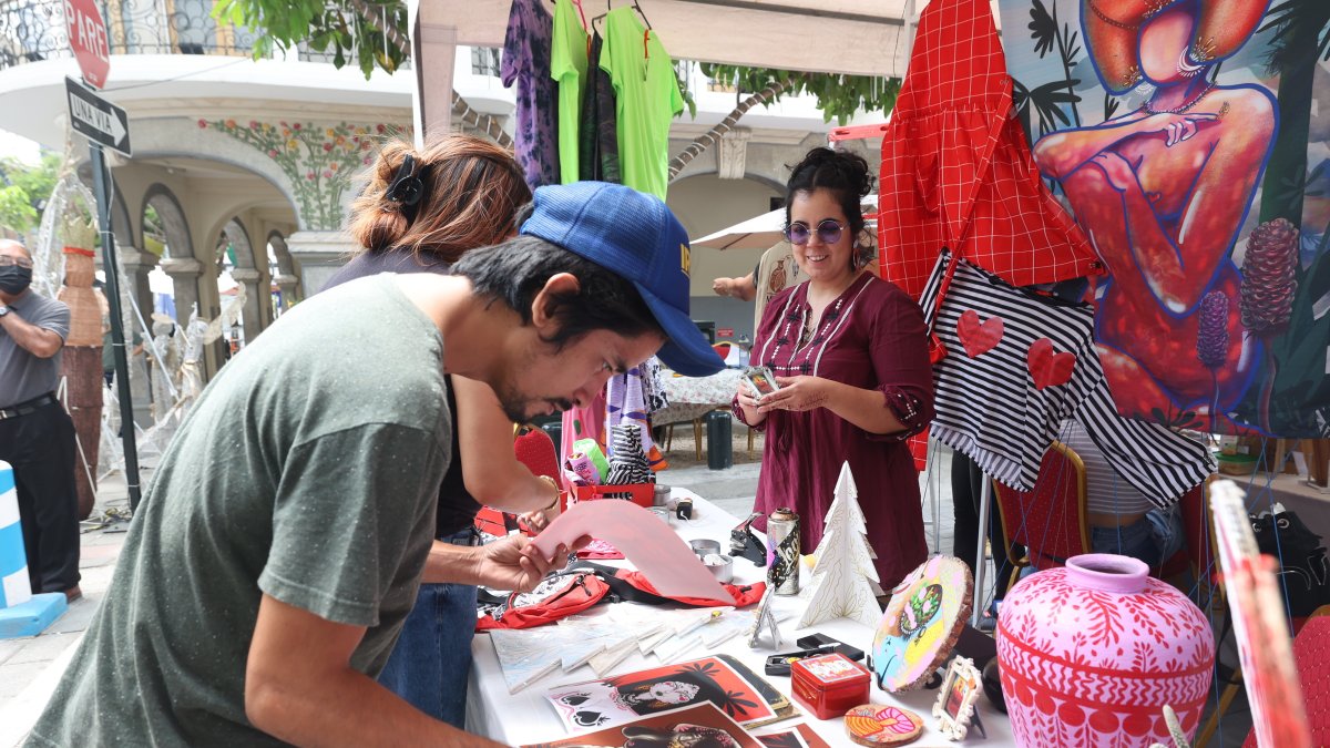 El arte de varios creativos ecuatorianos está exhibido en diferentes stands.