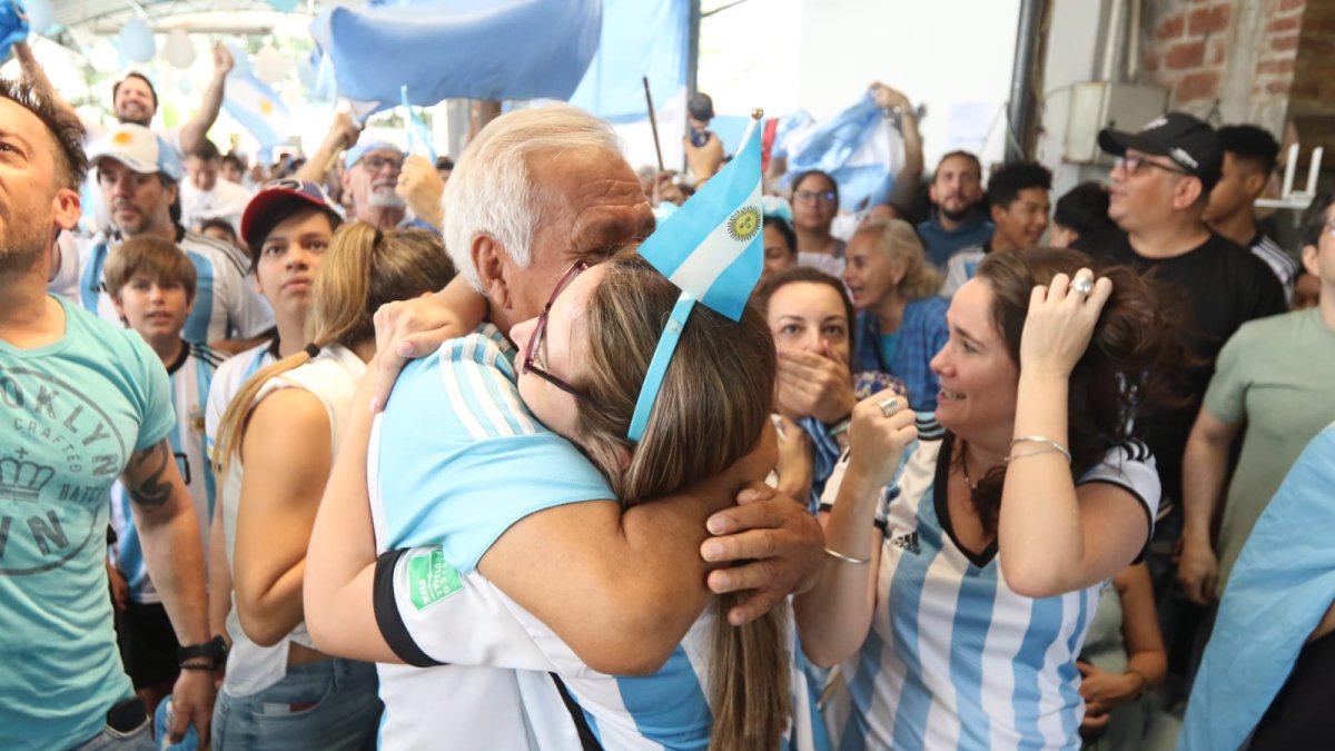 Hinchas argentinos observan el partido final de la Copa Mundo en el Centro Ecuatoriano Argentino en Miraflores, Guayaquil