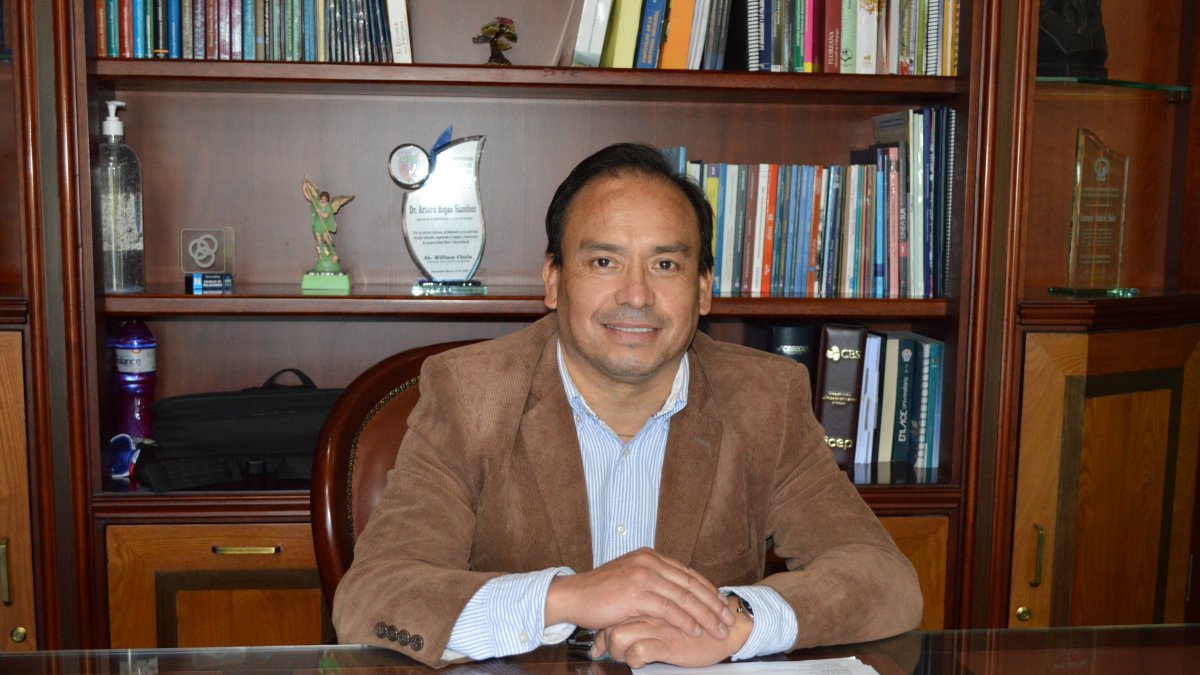 Arturo Rojas, rector de la Universidad Estatal de Bolívar, es el nuevo presidente de la Asesec.