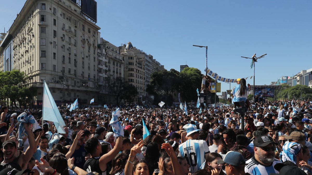 Hinchas de Argentina celebraron en Buenos Aires, tras ganar la final de la Copa del Mundo.