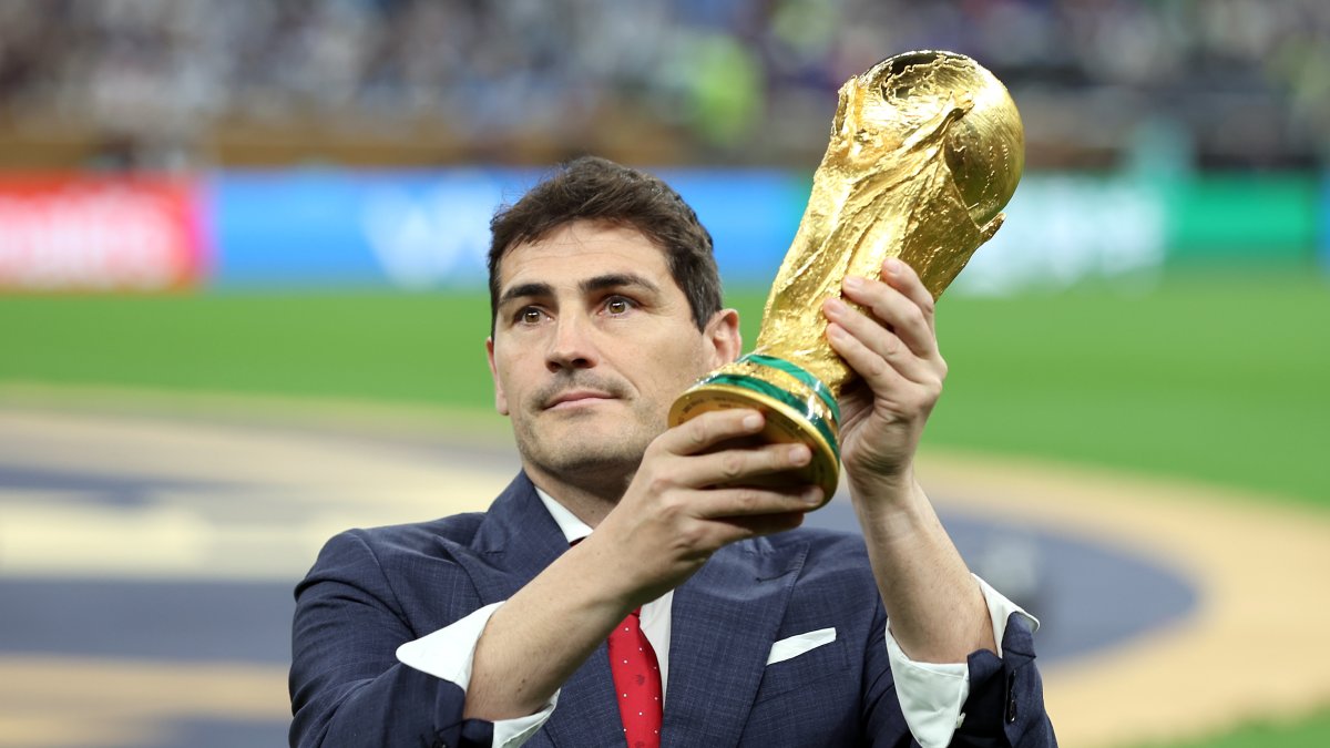 El exportero de la selección española de fútbol Iker Casillas sostiene el trofeo del Mundial de fútbol antes de la final del Mundial de Qatar 2022.