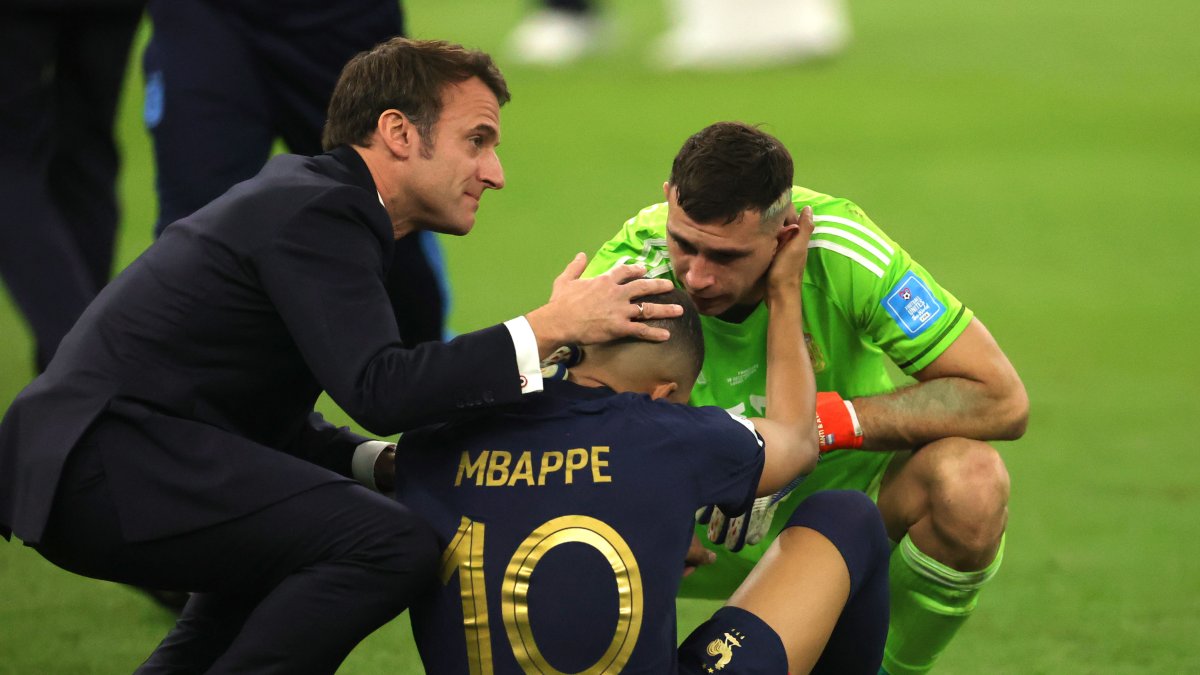El presidente Macron (i) y el arquero de Argentina consuelan a Mbappé.